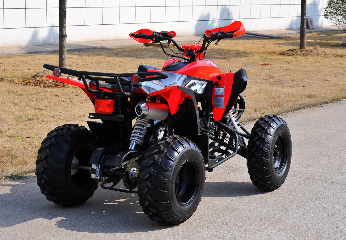 Un veicolo utilitario di corsa di Atv di rossi 4 x 4 della gioventù ATV 200CC di Seat parallelamente