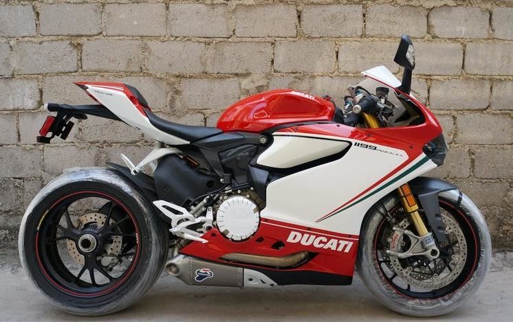 Stile ad alta potenza di Ducati di motocicli a quattro tempi 1199cc con 90° «L» cilindro gemellato