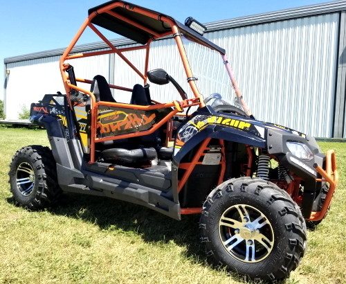 Il carretto di UTV 170 MaX Utility Vehicle Gas Golf con l'abitudine surdimensionata delle gomme del parabrezza borda/sospensione